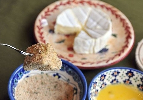 1. Этап. Сыр, жареный в панировке: 5. Обваляйте сыр в панировочных сухарях.