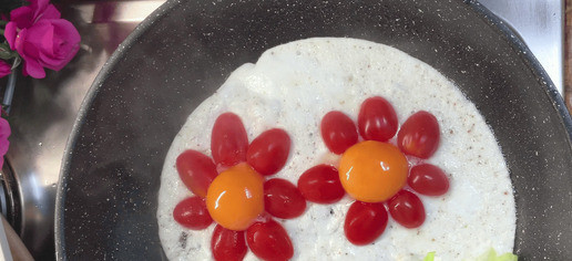 1. Этап. Яичница в форме цветка: Добавляем свежую капусту. Накройте крышкой и готовьте 6-7 минут или до полной готовности яиц. Весь процесс делаем на максимально медленном огне!!!