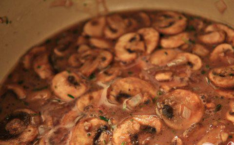 1. Этап. Гамбургеры с фрикадельками и сыром бри: 3. Растопить сливочное масло в большой сковороде на среднем огне, обжарить в нем оставшийся лук и чеснок до золотистого цвета. Добавить грибы и свежий розмарин, готовить в течение 3 минут. Добавить говяжий бульон и 1/4 чашки красного вина, довести до кипения, уменьшить и тушить 10 минут.