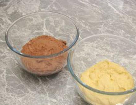 1. Этап. Маффины с абрикосами: 2. На две части разделяем тесто. Какао добавляем в одну часть теста и хорошо перемешиваем.