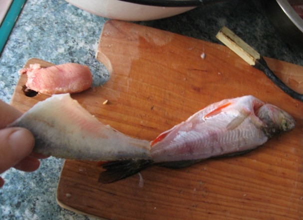 1. Этап. Жареный окунь: Повторяем процедуру с другой стороны. Когда кожица снята, отрезаем голову. Теперь рыба готова к дальнейшей работе.