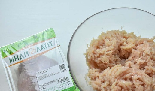 1. Этап. Сырный рулет с индейкой и грибами: Из филе индейки приготовить фарш, перекрутив мясо на мясорубке с мелкой решеткой.