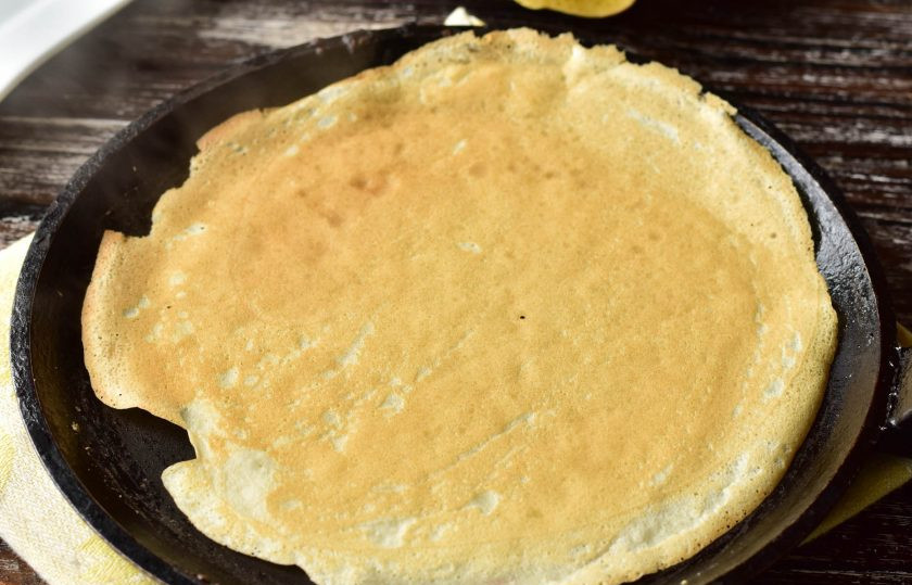 1. Этап. Заварные блины на кефире и молоке: Жарьте блины по 15-20 секунд с каждой стороны.