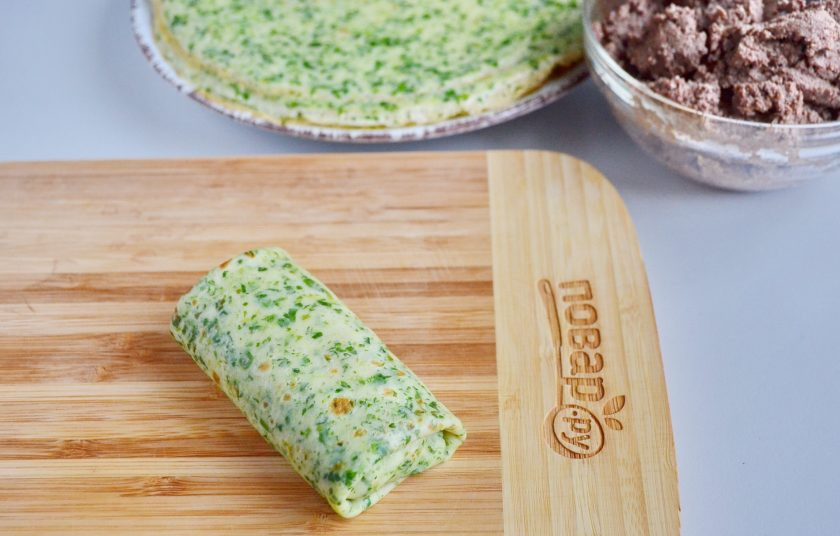 1. Этап. Шпинатные блины с печенью: Ладошкой придавите чуть его сверху, чтобы начинка уплотнилась и блинчик приобрел красивую форму.