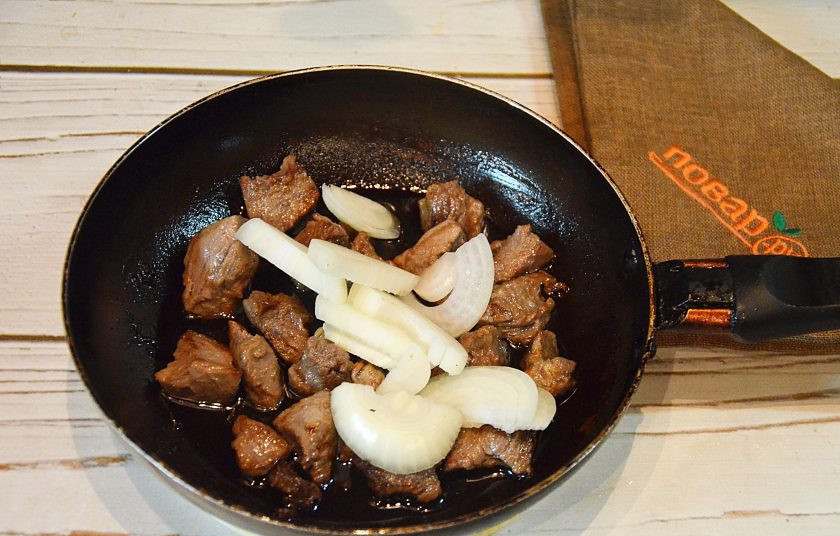 1. Этап. Говядина, жареная на сковороде: 4. Добавьте лук и обжарьте все вместе.