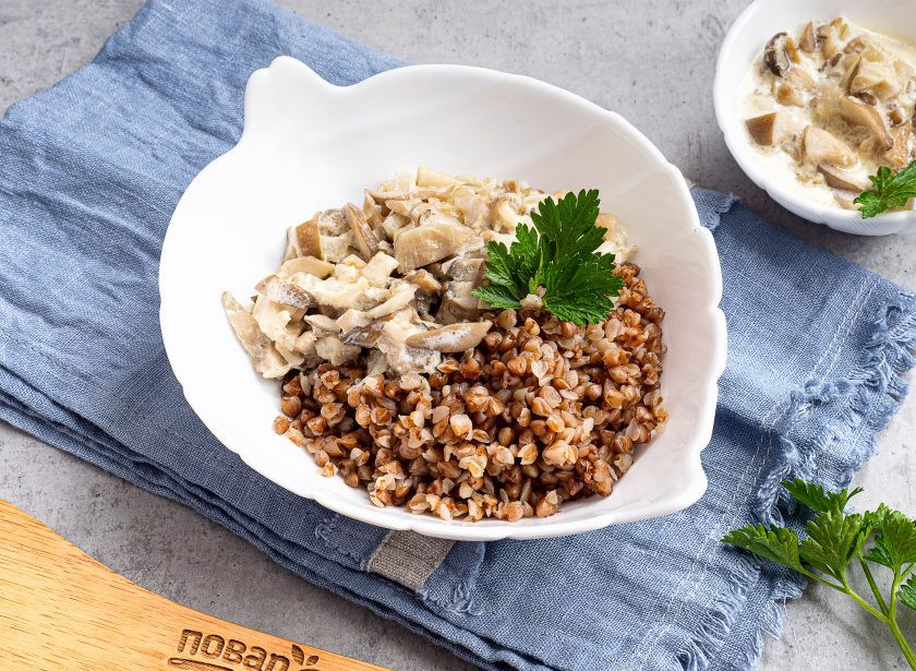 1. Этап. Гречка в сливочном соусе: Подавайте горячую гречку с соусом!