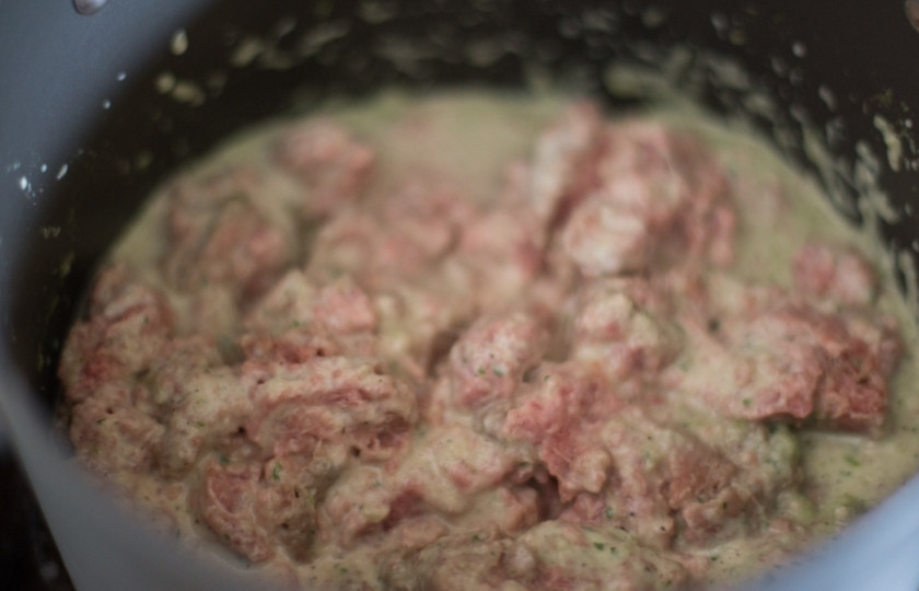 1. Этап. Равиоли с мясом: Выложите в соус из зелени фарш, добавьте к нему мускатных орех и влейте сливок. Перемешайте и поварите 15 минут.