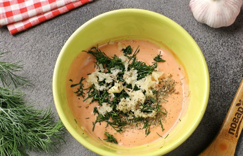 1. Этап. Быстрый соус к наггетсам: Добавьте измельчённую зелень, давленый чеснок и сушёный базилик.