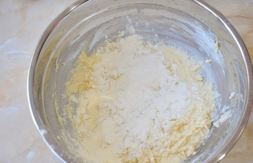 1. Этап. Хлеб Золотистый: Постепенно подсыпайте в тесто просеянную муку и вмешивайте её в тесто.