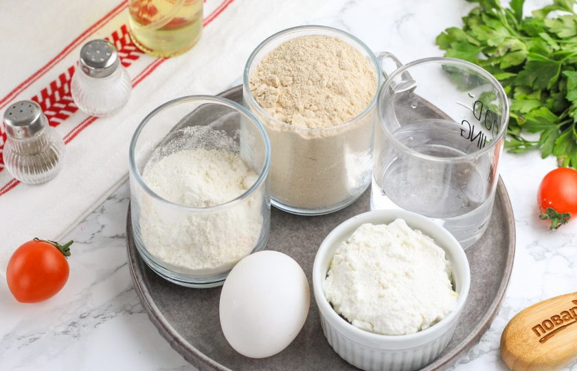 1. Этап. Вареники на гречневой муке: Подготовьте указанные ингредиенты. Чтобы тесто отлично прилипало, лучше всего использовать две трети гречневой муки и треть пшеничной высшего сорта — она содержит в своем составе клейковину.