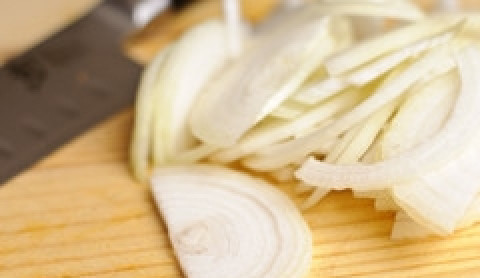 1. Этап. Запеканка из баклажанов с мясом: Лук полукольцами,