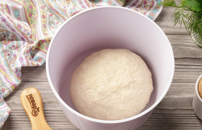 1. Этап. Пирог Семейный: Замесите дрожжевое тесто. Вымешивать тесто руками следует минут 5-7 минут, с помощью кухонной машины и насадки-крюк — минуты 3. Смажьте руки растительным маслом, соберите готовое тесто в шар, накройте миску полотенцем и оставьте в тёплом месте для подъёма примерно на час.