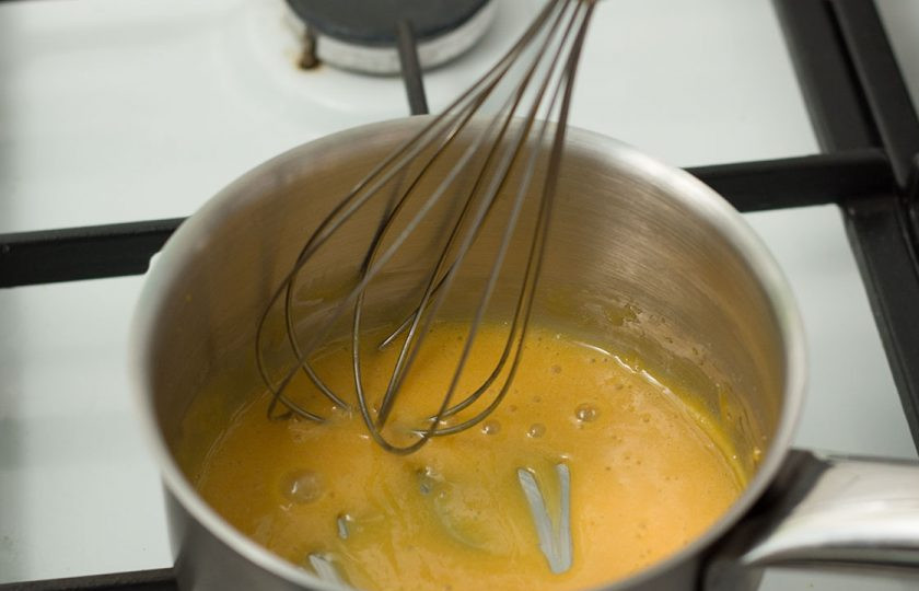 1. Этап. Соус Голландез: 4. Нагревайте, постоянно взбивая венчиком, до загустения.