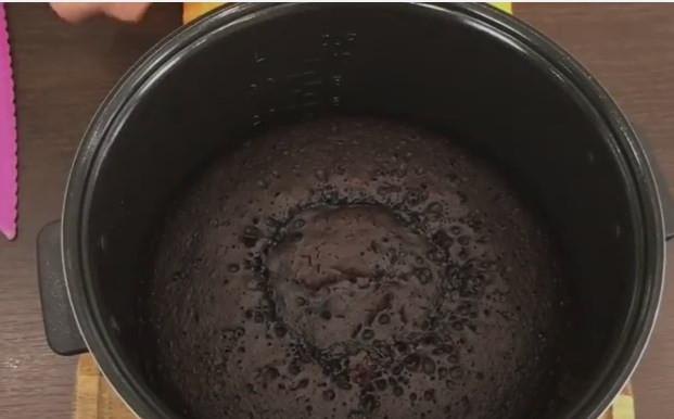 1. Этап. Очень простой шоколадный торт на раз, два, три: 4. Выпекать кекс можно и в духовке, и в мультиварке. Дно чаши мультиварки смажьте маслом, вылейте в нее тесто и поставьте на 1 час в режиме 