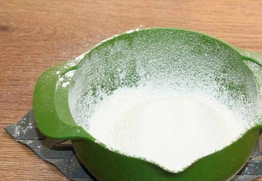 1. Этап. Морские узелки с чесночным маслом: 2. Просейте муку.