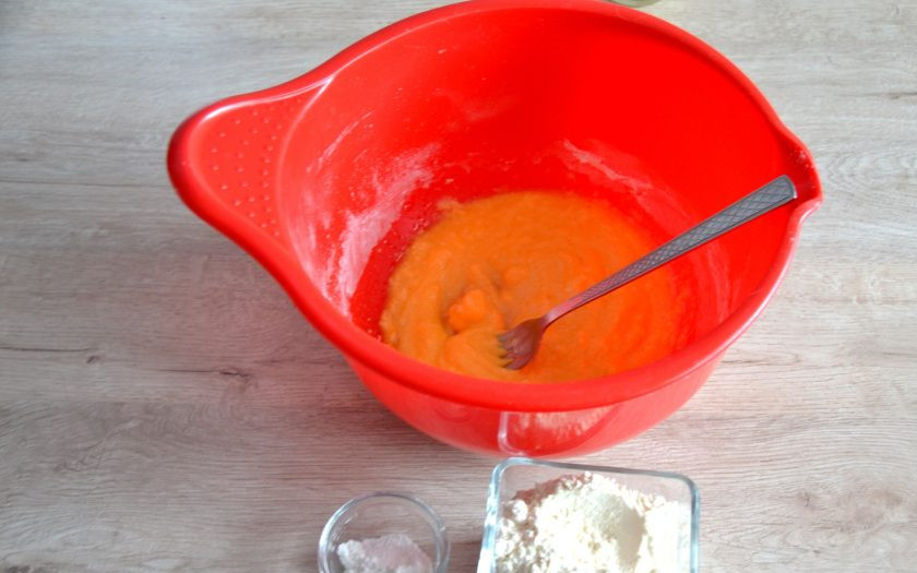 1. Этап. Кофейный торт-суфле: Смешайте муку, соль, разрыхлитель. Всыпьте к масляно-желтковой смеси, смешайте до однородного состояния.