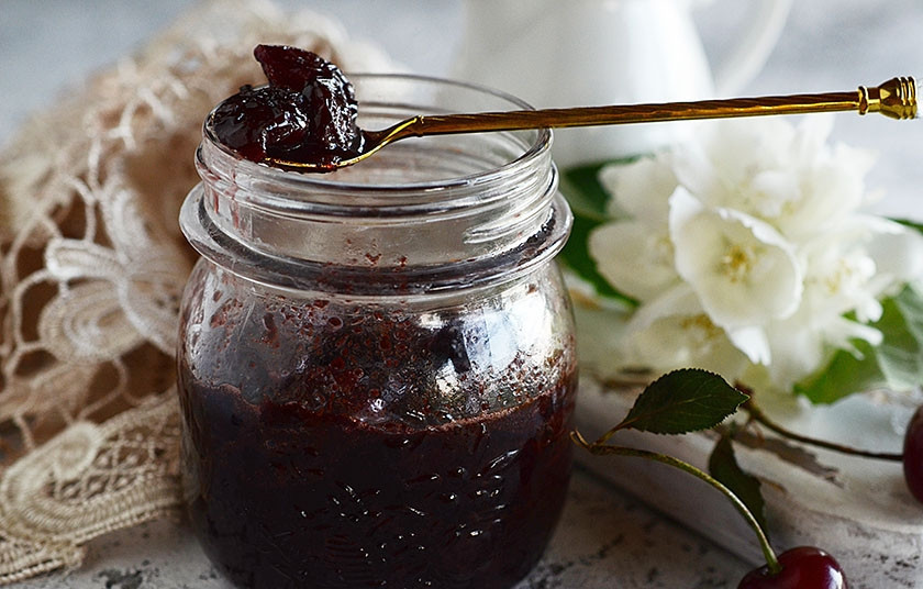 1. Этап. Вишневое варенье с шоколадом: 5. Разложите по стерилизованным баночкам. Варенье прекрасно хранится без холодильника.