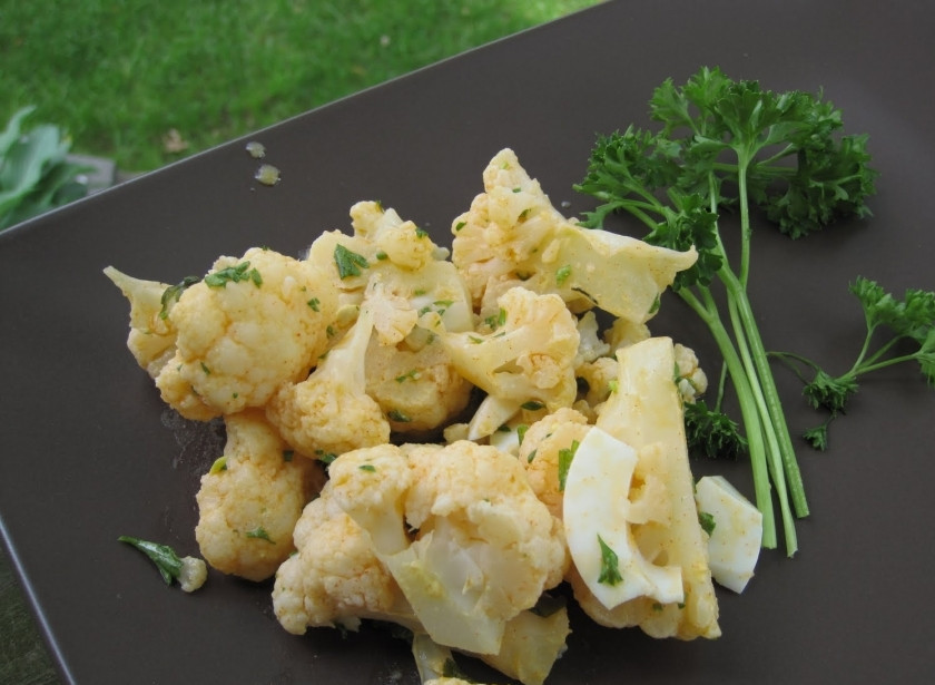 1. Этап. Цветная капуста в мультиварке: Блюдо можно подавать вместе с оливковым или сливочным маслом. При желании можно украсить зеленью.