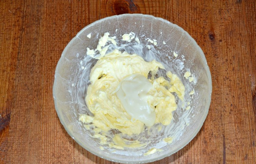 1. Этап. Торт Снежная королева: Небольшими порциями влейте сгущенку, продолжая взбивать.