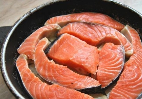 1. Этап. Семга запеченная с картофелем: Семгу нарезаем на порционные кусочки и выкладываем на картофель, поливаем рыбу соком половины лимона.