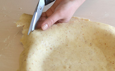 1. Этап. Открытый пирог с ягодами: 10. Обрежьте лишние края. К этому времени уже нужно разогреть духовку.