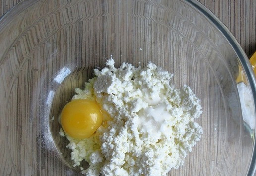 1. Этап. Творожные пирожки с сыром Ассорти: Для теста разотрите творог с яйцом, растительным маслом и солью.