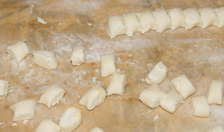 1. Этап. Творожные клецки: Полученное тесто раскатываем в тонкий жгут. Нарезаем ножиком клецки.