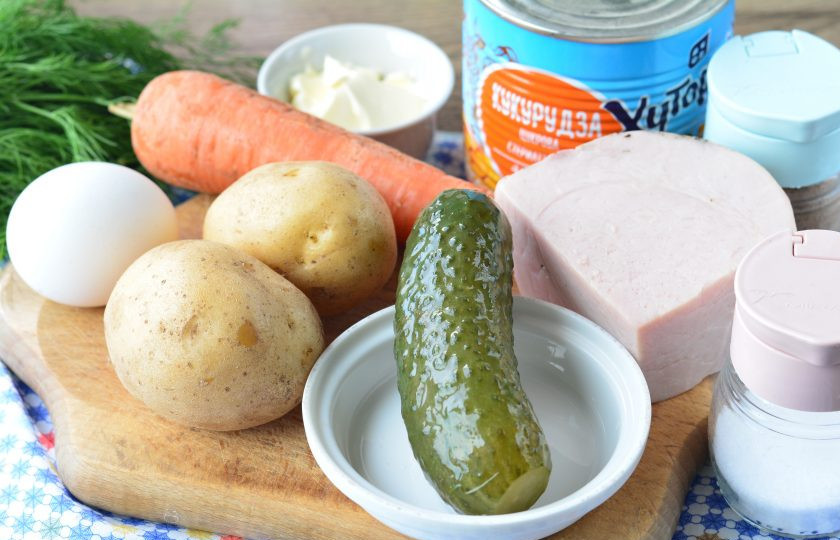 1. Этап. Салат с бужениной и кукурузой: Подготовьте все ингредиенты.