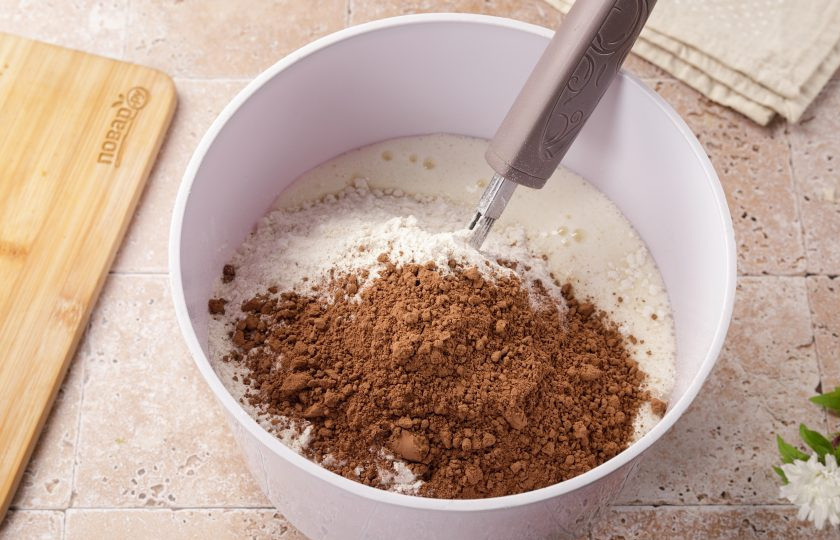 1. Этап. Пирог Для мамы: Затем добавьте кефир, муку, какао и соду.