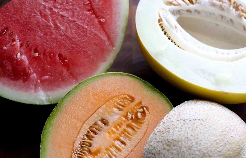 1. Этап. Салат из дыни и арбуза: Теперь займемся нарезкой дыни и арбуза. Для этого салата я взяла четвертинку арбуза (около 1 кг) и две разные дыни. Одна сорта 