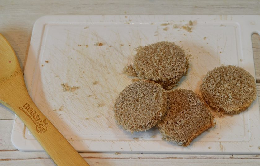 1. Этап. Закуска Снежки: 1. Из хлебы вырежьте кружки.