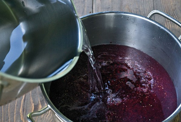 1. Этап. Домашнее вино из смородины без дрожжей: Добавим в получившуюся массу воду.
