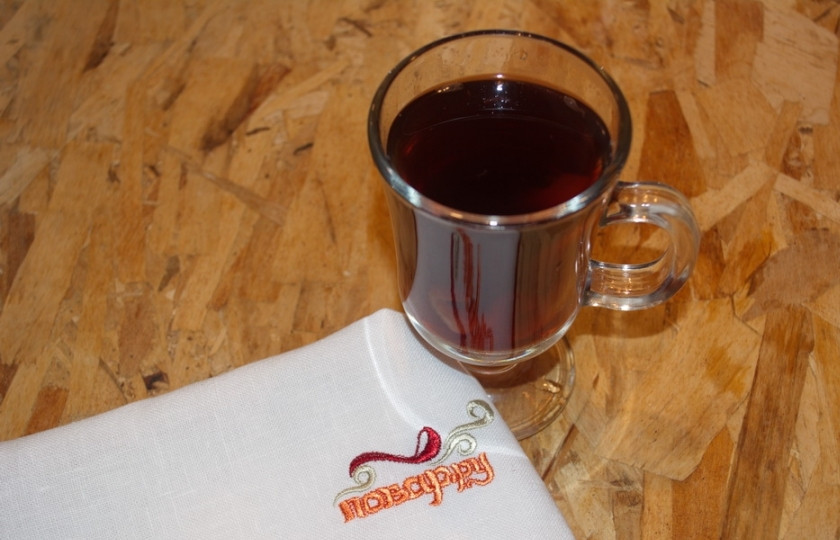 1. Этап. Глинтвейн с корицей: В кастрюлю добавляем сахар. Ставим на огонь. Как только глинтвейн закипит, варим его несколько секунд — и выключаем. Даем напитку настояться около 5-7 минут под крышкой. Разливаем по чашкам.