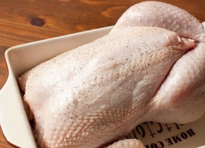 1. Этап. Курица, фаршированая рисом и сухофруктами: Зашейте отверстие нитью, смажьте тушку маслом. Ножки свяжите вместе, выложите курочку на противень. Запекайте при температуре 220-230 градусов в течение 1,5-2 часов. Для образования аппетитной сладковато-соленой корочки периодически смазывайте кожицу смесью из соевого соуса и меда.