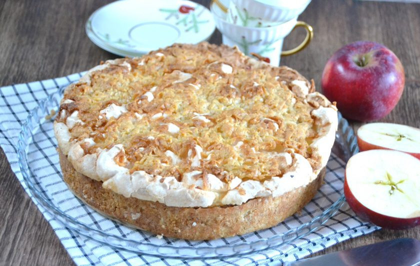 1. Этап. Польский пирог с яблоками и безе: Аккуратно извлеките пирог из формы, он готов к подаче.