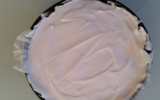 1. Этап. Чизкейк с ягодами (без выпечки): 5. Соедините обе массы, влейте растворенный желатин, аккуратно перемешайте и выложите всю массу в разъемную форму с основой для чизкейка. Поставьте чизкейк в холодильник минимум на 3 часа.