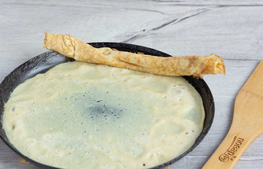 1. Этап. Омлет Тамаго: Сковороду снова смазываем растительным маслом и половником наливаем новый блинчик так, чтобы немного массы попало под готовый. Когда блин будет готов, сворачиваем в рулет вместе с предыдущим. Т. е. наслаиваем поверх первого блина, и т. д. Должно получиться 6-8 блинчиков.