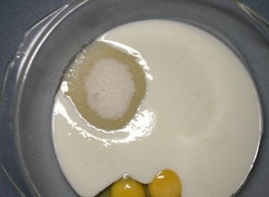 1. Этап. Пышные яблочные оладьи: В миску, в которой будем делать тесто, наливаем теплый кефир или кислое молоко. Можно даже слегка подогреть. Добавляем яйца, соль и сахар, перемешиваем. Можно воспользоваться миксером.