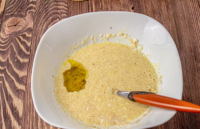 1. Этап. ПП бургер: Влейте растительное масло.