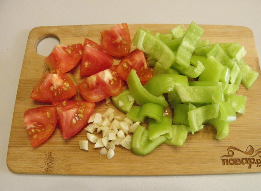 1. Этап. Кабачки тушеные в сметане: 3. Помидор и болгарский перец нарежьте кусочками, чеснок пропустите через пресс или просто порубите мелко ножом.