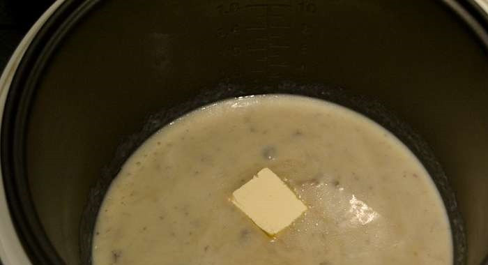 1. Этап. Грибной суп пюре в мультиварке: Верните суп в чашу мультиварки,, добавьте кусочек сливочного масла. Прогреваем суп на режиме 