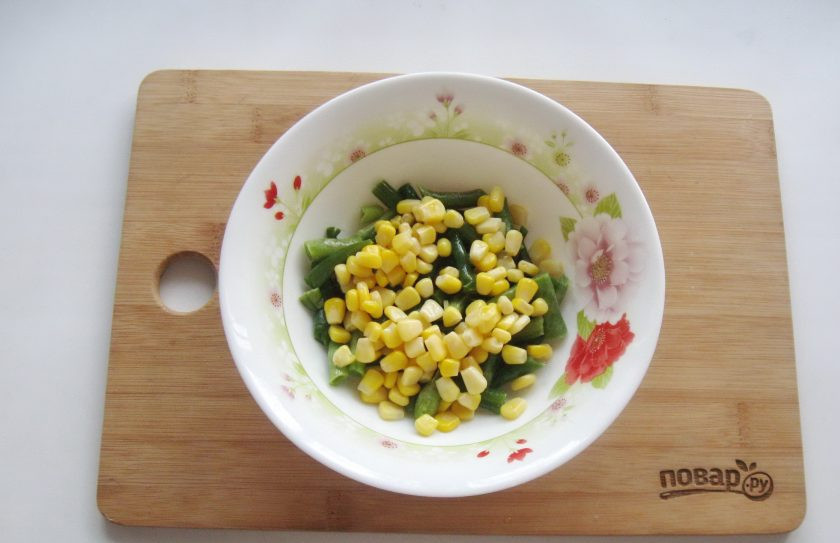 1. Этап. Постный салат с сухариками: Добавьте консервированную кукурузу.