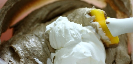 1. Этап. Парфе из куриной печени: Печеночную массу смешиваем со сливками, до однородности.