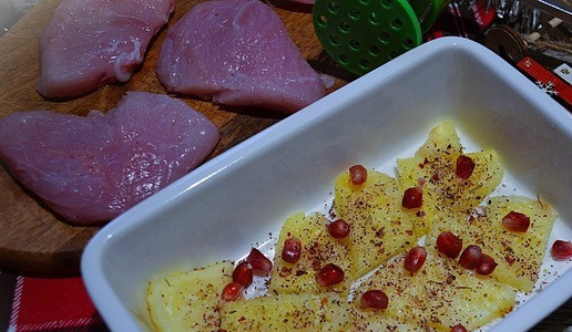 1. Этап. Индейка с ананасами на гриле: В ёмкость выложить тонкий слой ананасов, зёрна граната, подсолить и поперчить.