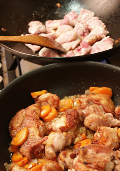 1. Этап. Фрикасе из кролика: 5. Отправляем овощи к кролику, жарим и тщательно перемешиваем. Овощи должны полностью приготовиться.