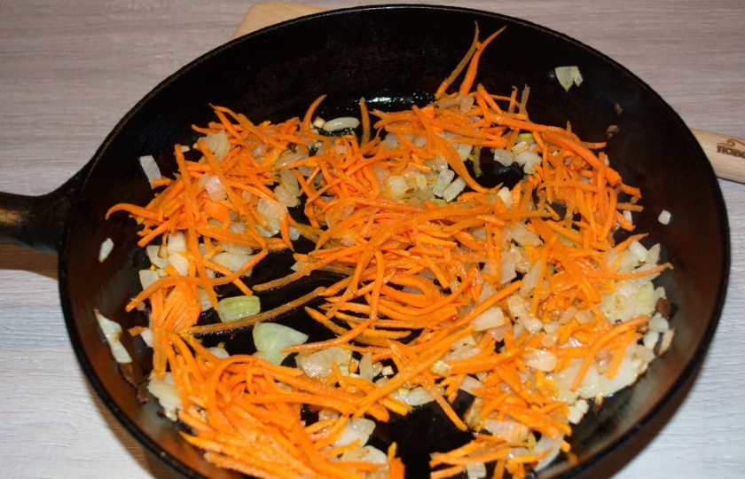 1. Этап. Свекольник на курином бульоне: 5. На растительном масле обжарьте лук и морковь.