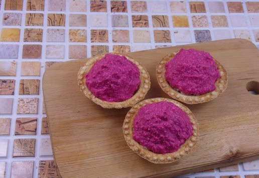 1. Этап. Тарталетки с тунцом и свекольным паштетом: Сверху - свекольно-сырный паштет.