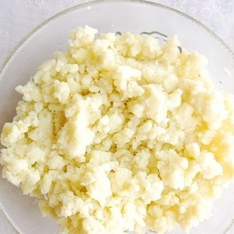 1. Этап. Картофельные котлеты: 1. Отварную картошку разотрите в большой миске.