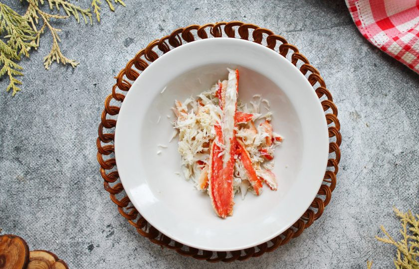 1. Этап. Салат с крабом и персиками: Клешни краба выложите в кипящую соленую воду и доверие до кипения. Варите в течение 2-3 минут, слейте воду и остудите. Разрежьте панцирь и извлеките мясо.