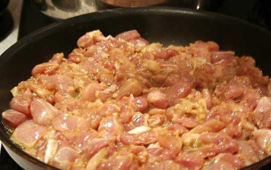 1. Этап. Слоеные пирожки с курицей и сыром: Промаринованную курятину выложите на сковороду с раскаленным маслом. Почищенный и мелко нарезанный лук добавьте к мясу и жарьте до готовности.